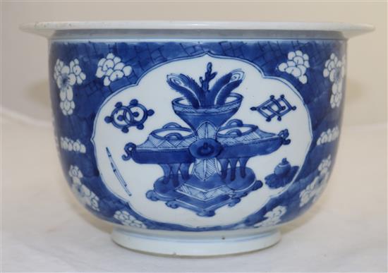 A Chinese blue and white jardinière, early 18th century, diameter 24cm, slight faults